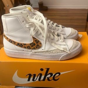 NIKE BLAZER Women’s size 7.5
